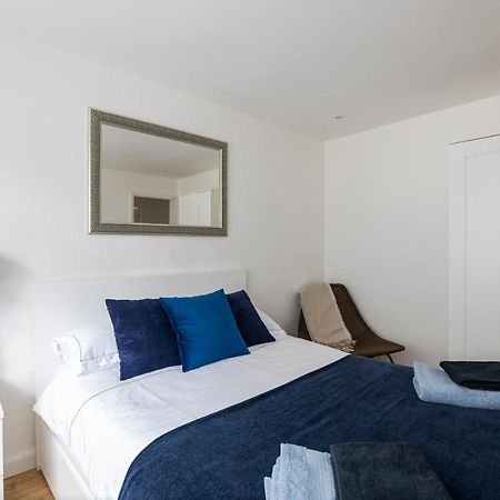 Gorgeous Modern Apartment Near Redhill Station Inc Private Garden & Parking المظهر الخارجي الصورة