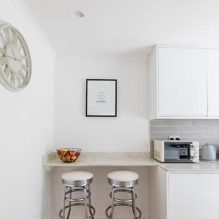 Gorgeous Modern Apartment Near Redhill Station Inc Private Garden & Parking المظهر الخارجي الصورة