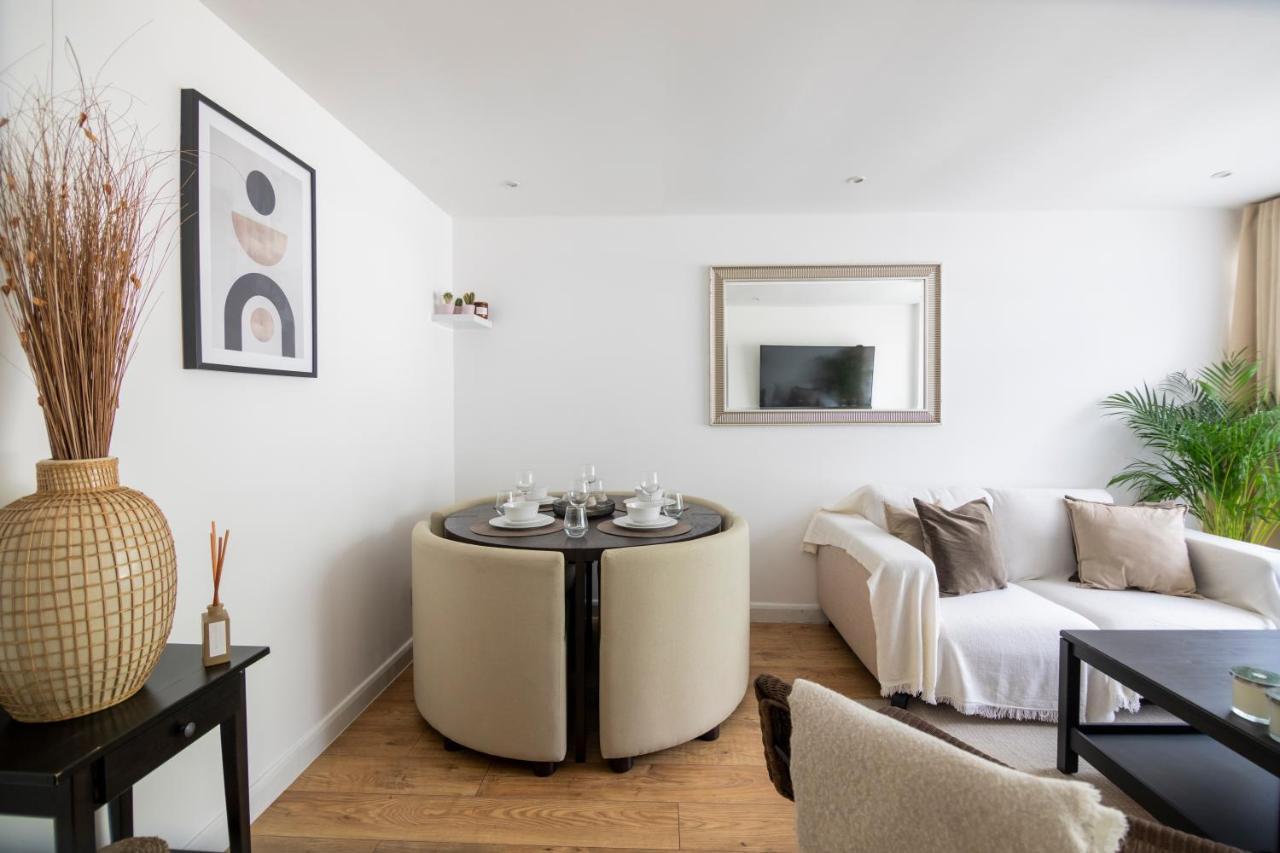 Gorgeous Modern Apartment Near Redhill Station Inc Private Garden & Parking المظهر الخارجي الصورة