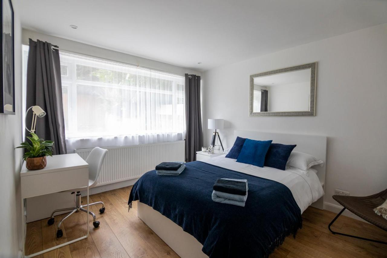 Gorgeous Modern Apartment Near Redhill Station Inc Private Garden & Parking المظهر الخارجي الصورة