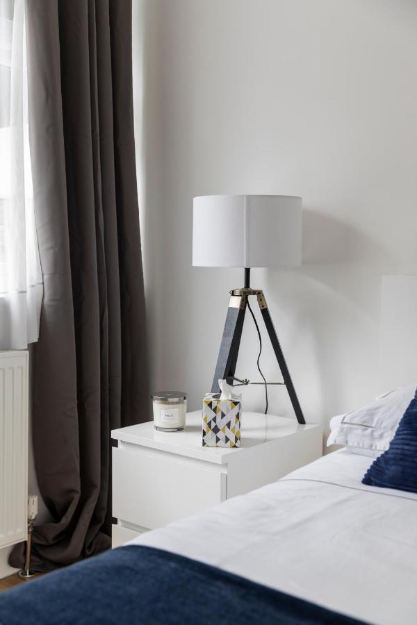 Gorgeous Modern Apartment Near Redhill Station Inc Private Garden & Parking المظهر الخارجي الصورة