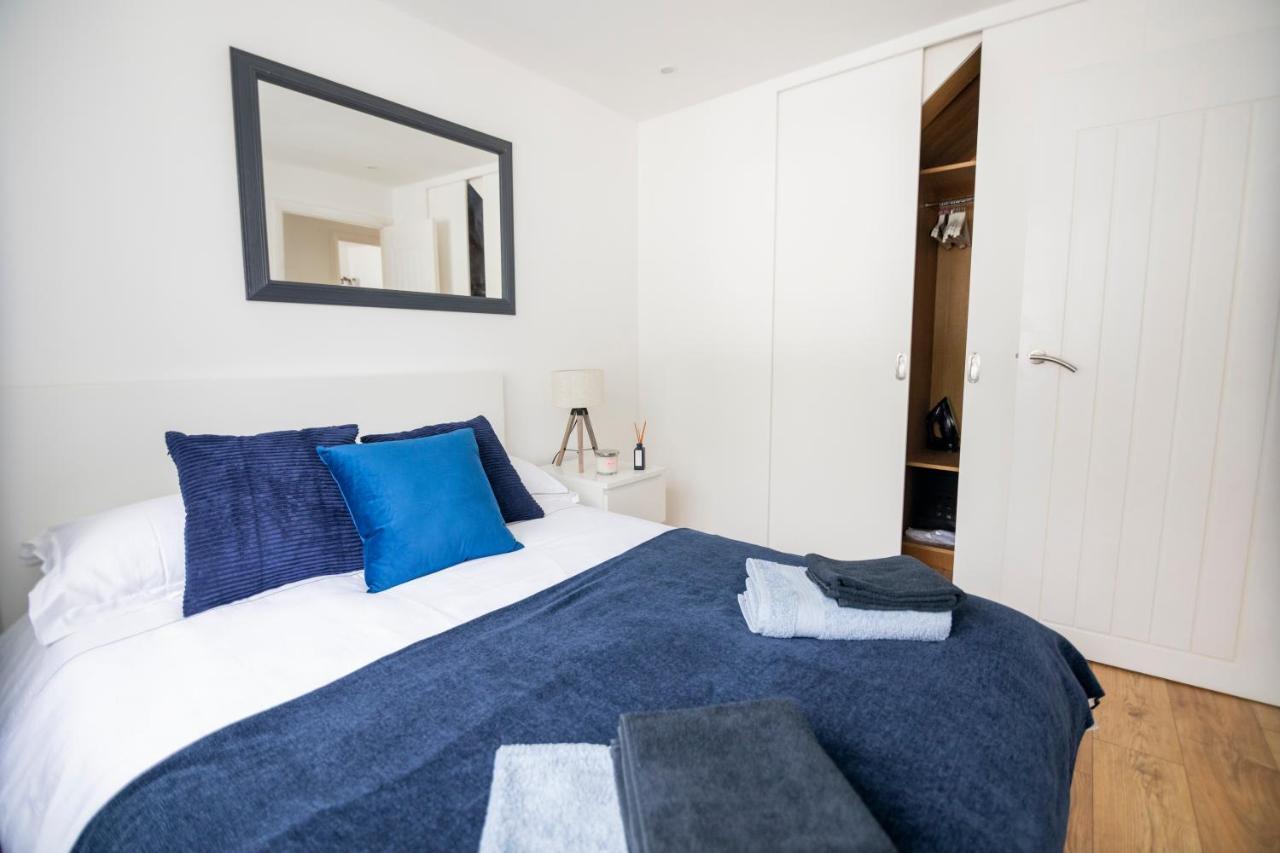 Gorgeous Modern Apartment Near Redhill Station Inc Private Garden & Parking المظهر الخارجي الصورة