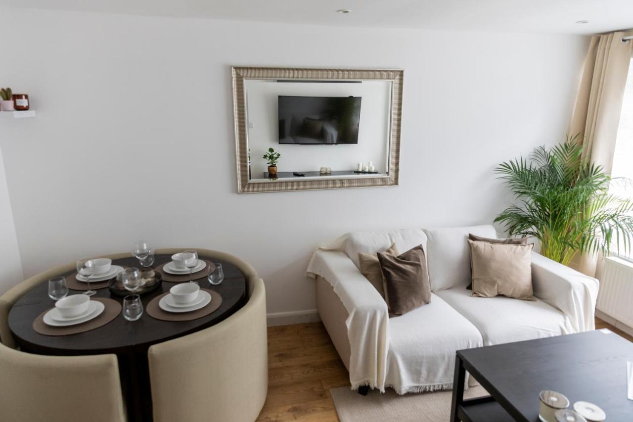 Gorgeous Modern Apartment Near Redhill Station Inc Private Garden & Parking المظهر الخارجي الصورة