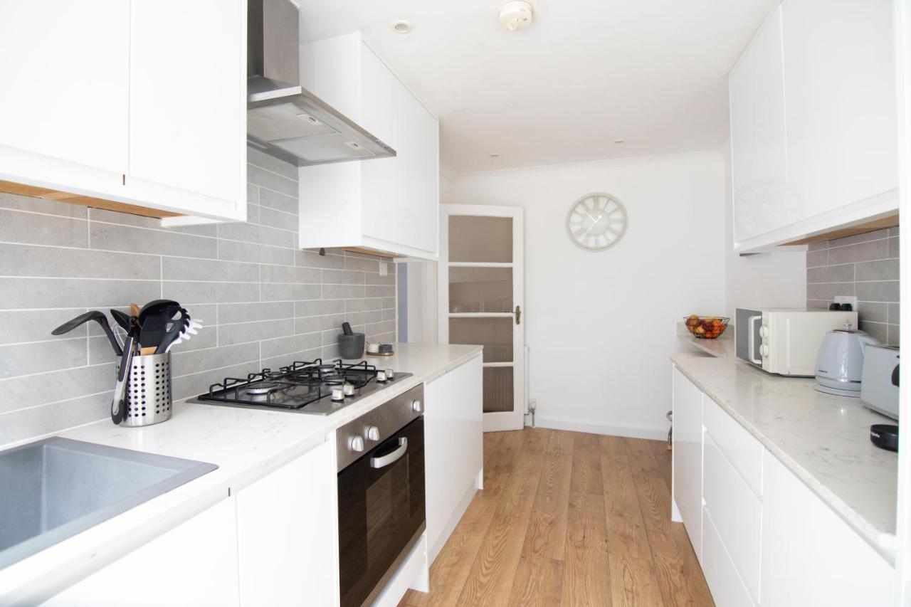 Gorgeous Modern Apartment Near Redhill Station Inc Private Garden & Parking المظهر الخارجي الصورة