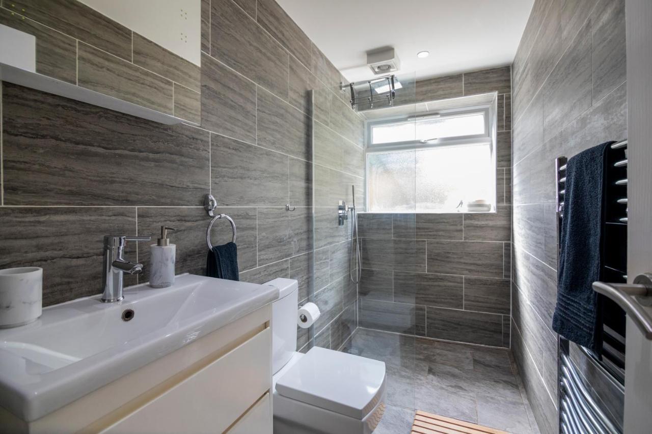 Gorgeous Modern Apartment Near Redhill Station Inc Private Garden & Parking المظهر الخارجي الصورة