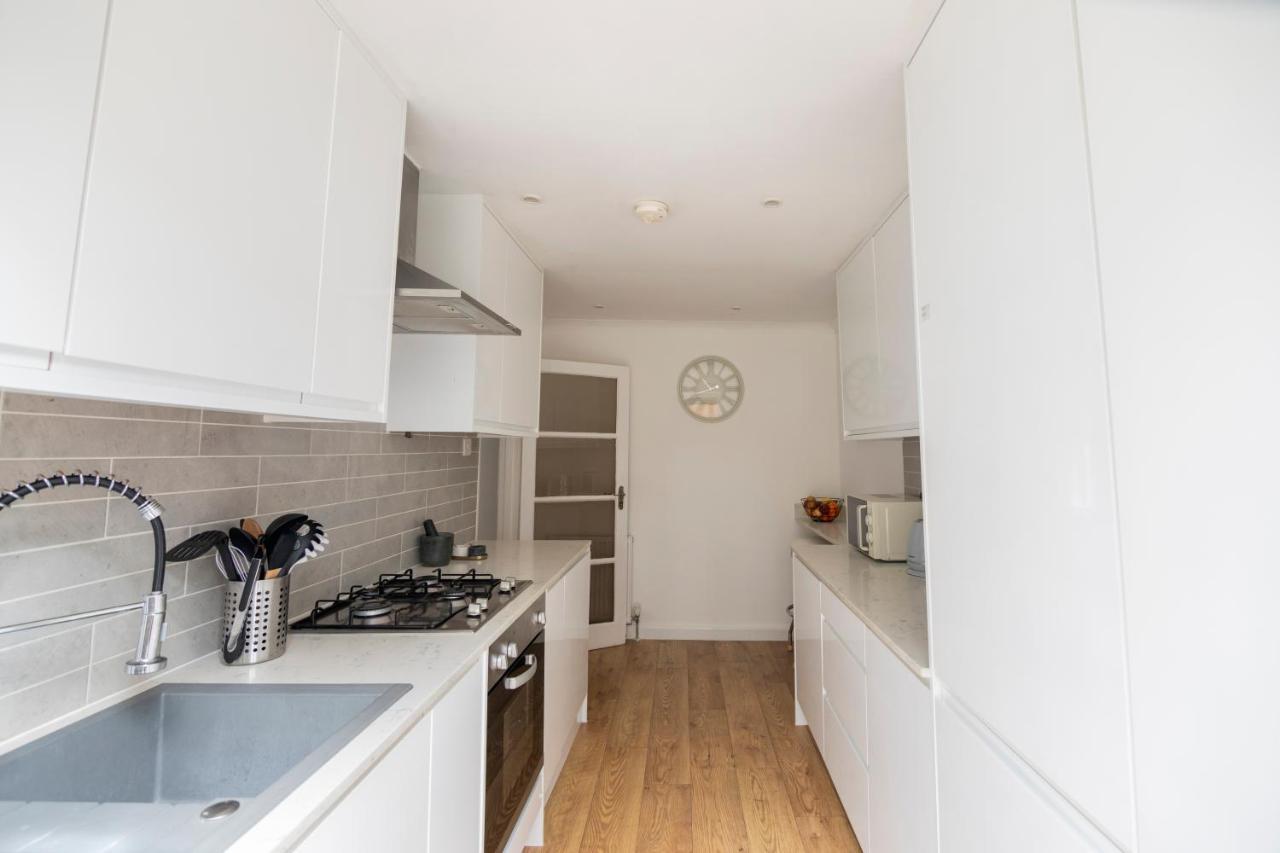 Gorgeous Modern Apartment Near Redhill Station Inc Private Garden & Parking المظهر الخارجي الصورة