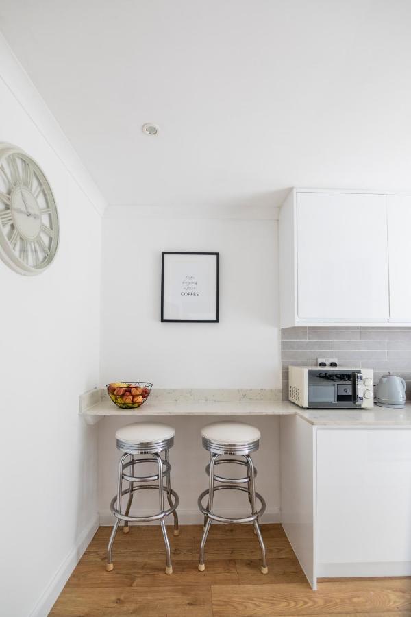 Gorgeous Modern Apartment Near Redhill Station Inc Private Garden & Parking المظهر الخارجي الصورة