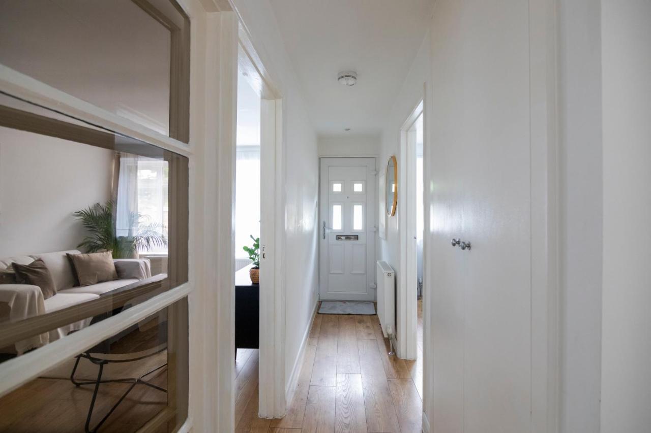 Gorgeous Modern Apartment Near Redhill Station Inc Private Garden & Parking المظهر الخارجي الصورة