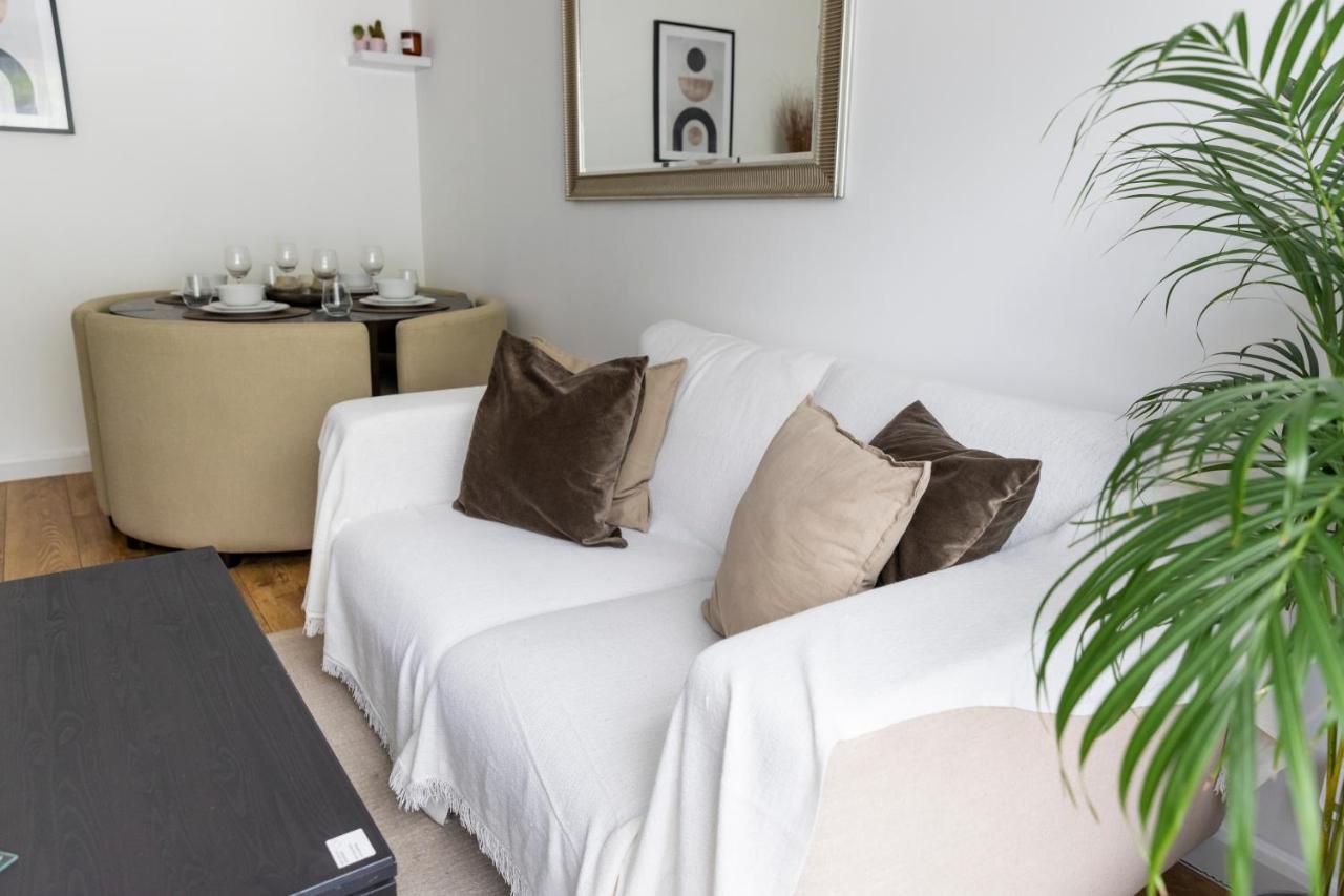 Gorgeous Modern Apartment Near Redhill Station Inc Private Garden & Parking المظهر الخارجي الصورة